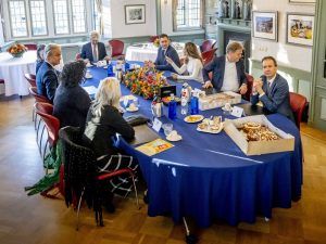 Formatietafel met Kinderregeerakkoord Te zien Wilders, Omtzigt, Yeşilgöz en van der Plas.