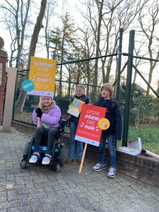 Kinderregeerakkoord actie - Kinderambassadeurs Stichting Gehandicapte Kind houden protestborden vast
